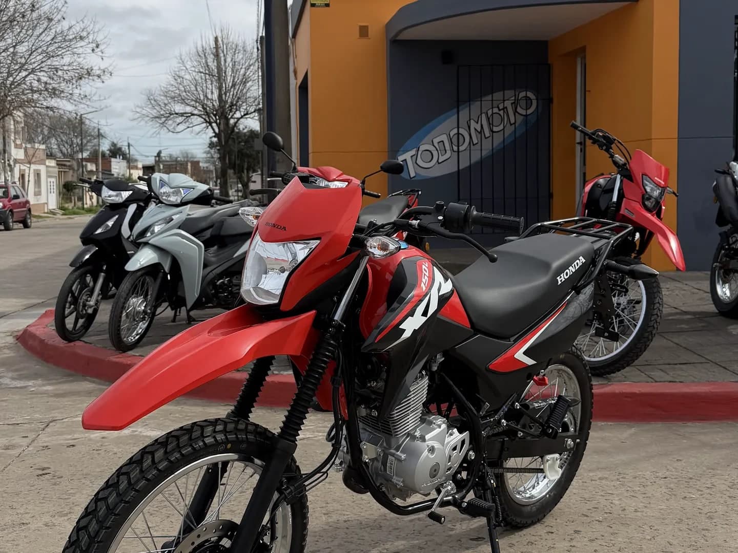 Honda XR 150 0 km roja, vista lateral derecha en el salón de TodoMoto